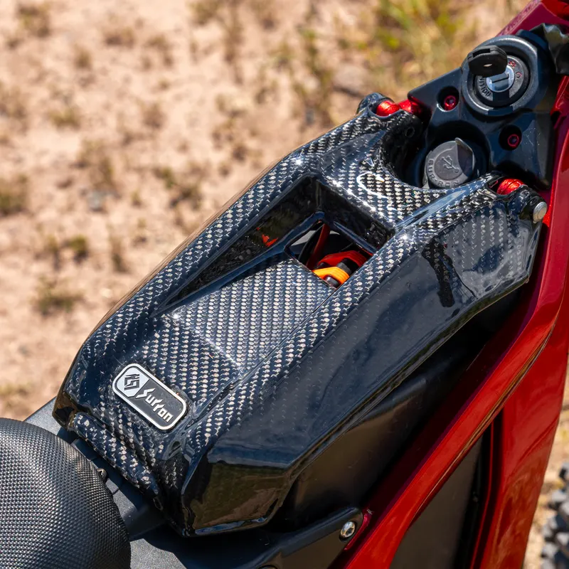 Surron X Carbon Akkudeckel – Ansicht 2